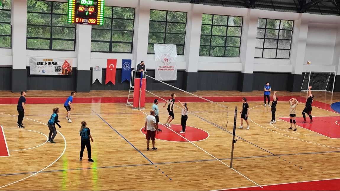 Öğretmenlerimiz ve Öğrencilerimiz Voleybol Maçı Yaptı.